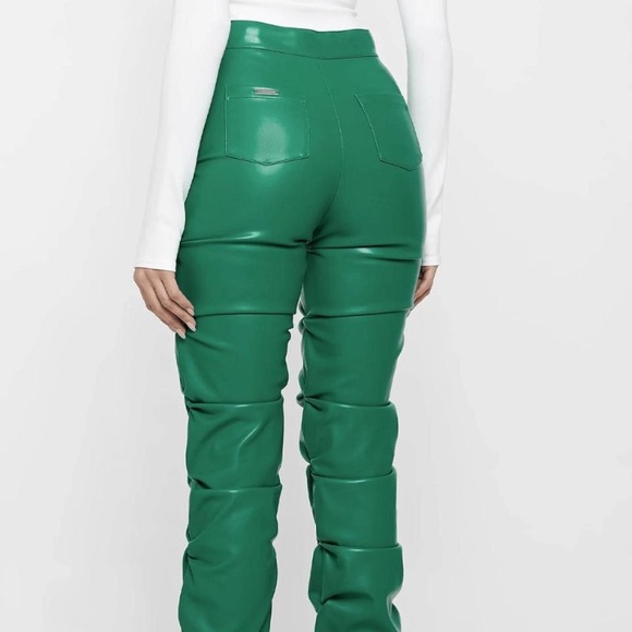 Maniere De Voir Vibrant Emerald Green Tacked Vegan Leather Flared Trousers US 6 - Picture 3 of 15